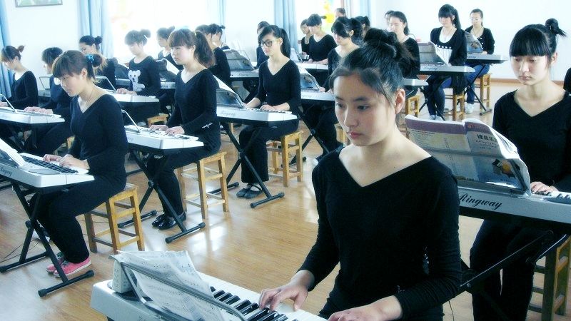 学前教育专业的学生在上声乐课